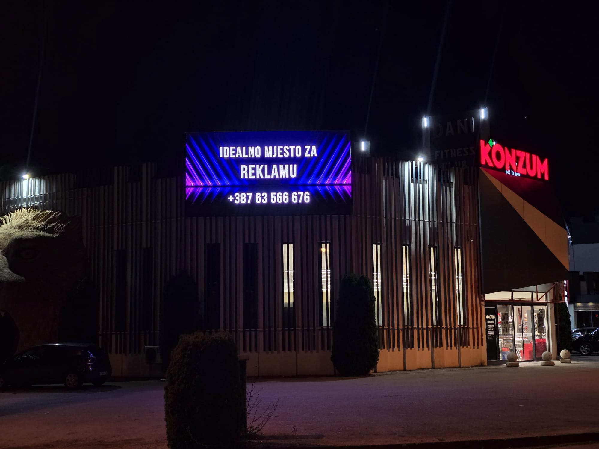 Petrus Media LED displej noću kod TRON-a